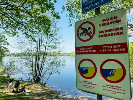 Am Lippesee weisen Schilder auf das Badeverbot und die Gefahren hin, die bei Missachtung auftreten können © Schlosspark und Lippesee Gesellschaft mbH